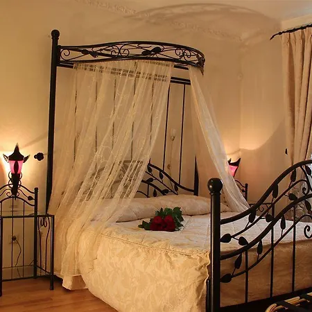 Отель Burghaus Kronenburg Кроненбург