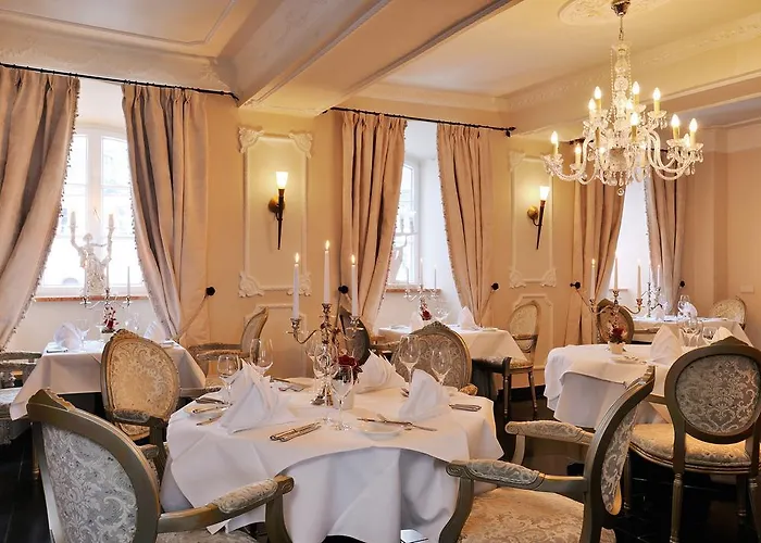 מלון Burghaus Kronenburg 4*