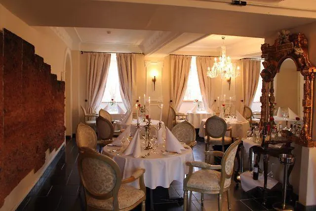 Burghaus Kronenburg מלון