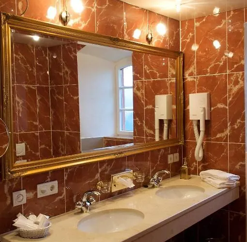 מלון Burghaus Kronenburg 4*